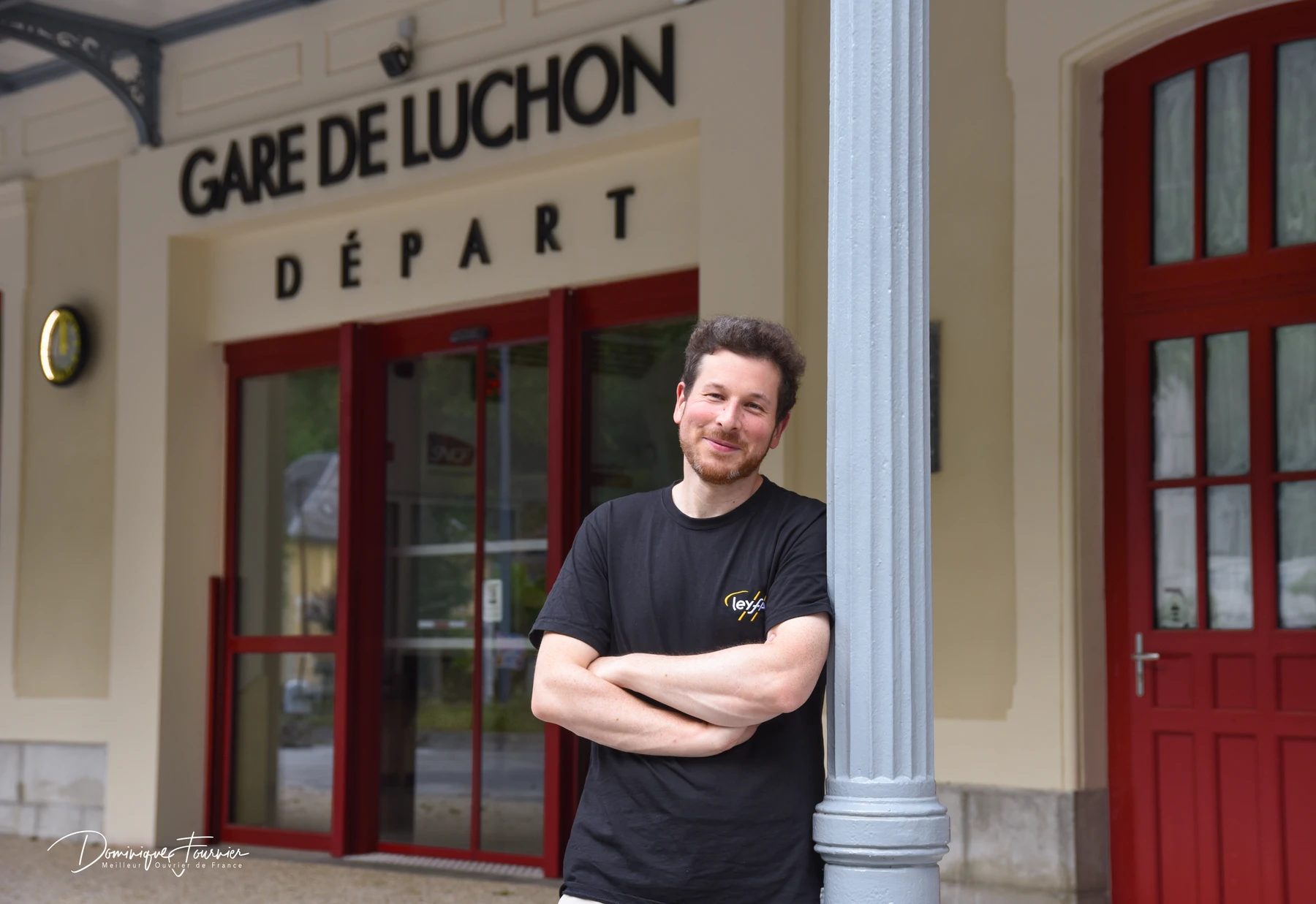 Alban Leymarie devant la Gare de Luchon