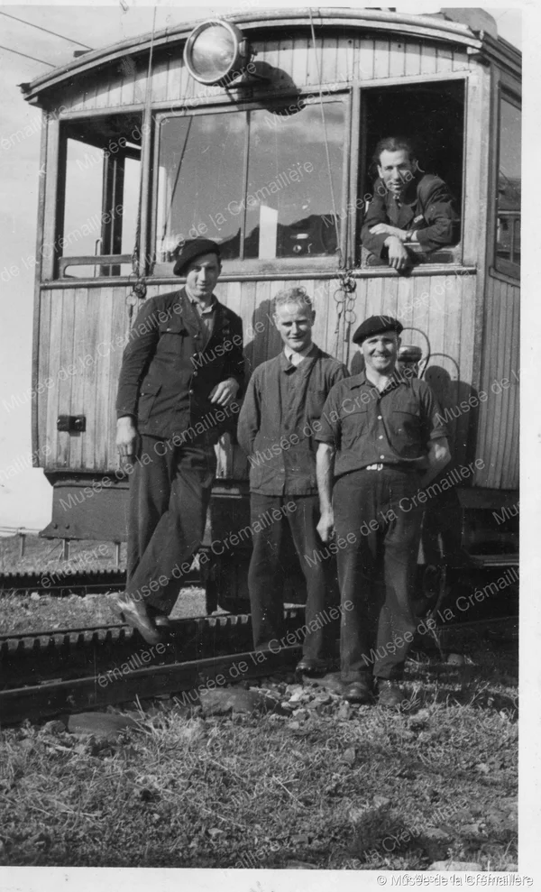 Les conducteurs devant leur locomotive