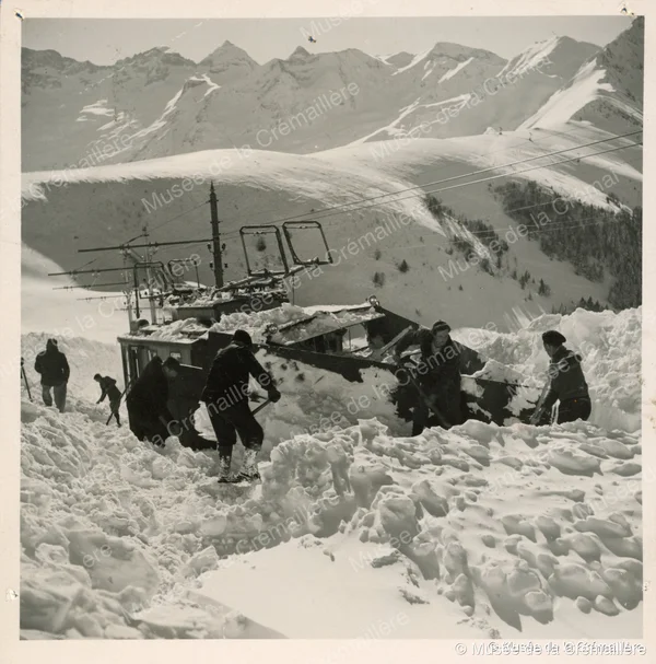 Déneigement de la voie en altitude