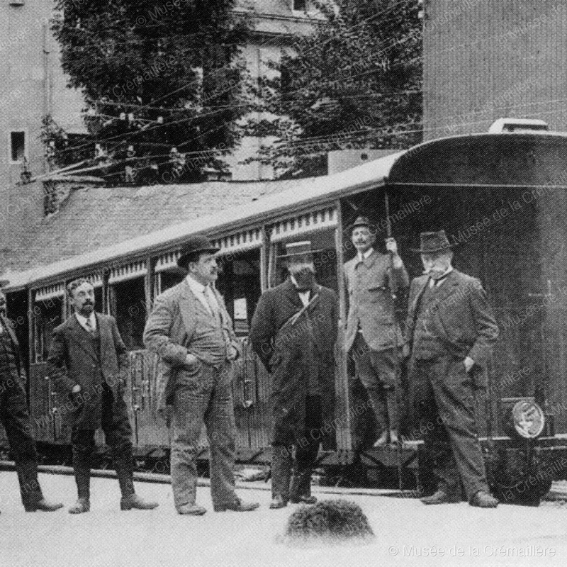 Voyageurs et administrateurs à l'embarquement, en gare de Luchon