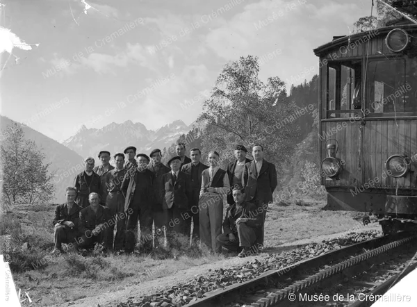 Équipage complet devant le train