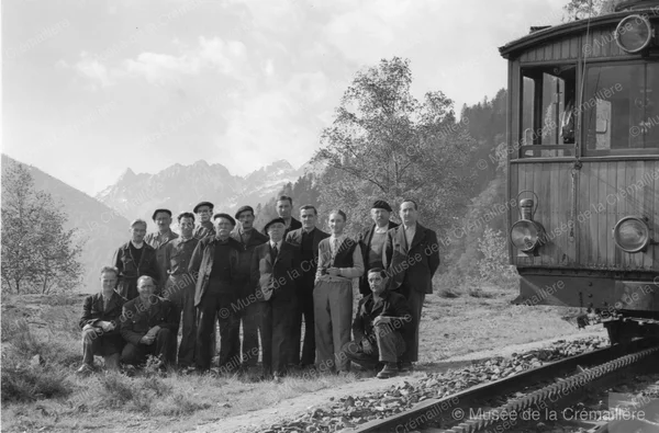 Équipage complet devant le train