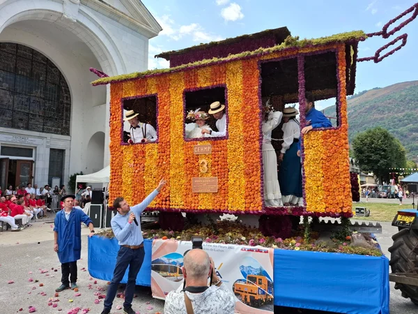 Char fleuri de la crémaillère à la Fête des Fleurs de Luchon