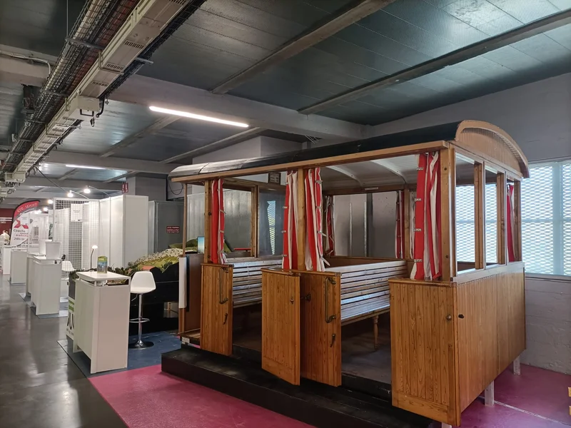 Reproduction grandeur nature d'une voiture voyageurs de la crémaillère