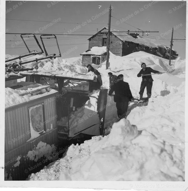 Train dans la neige profonde